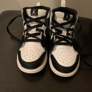 10c retro jordan 1’s black, grey & white
